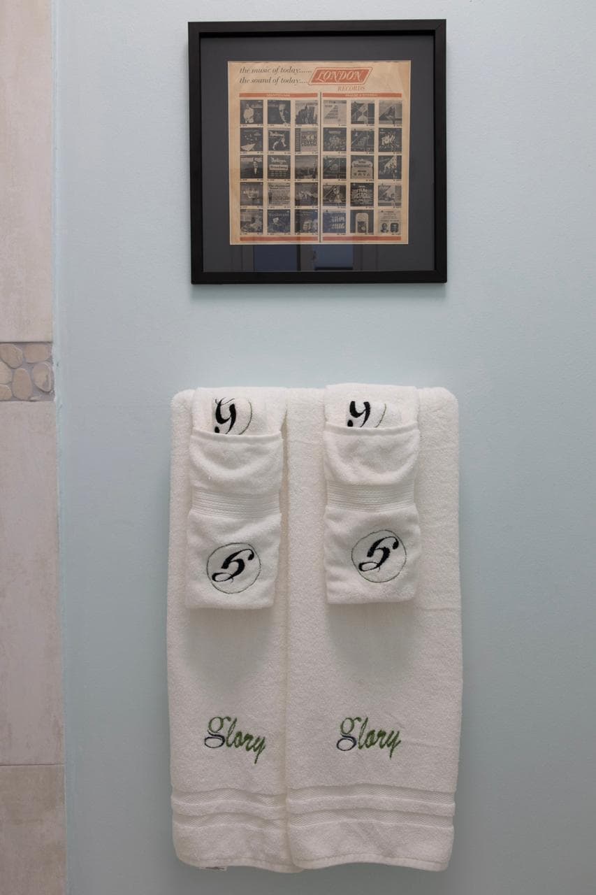Full bathroom 1 image 2