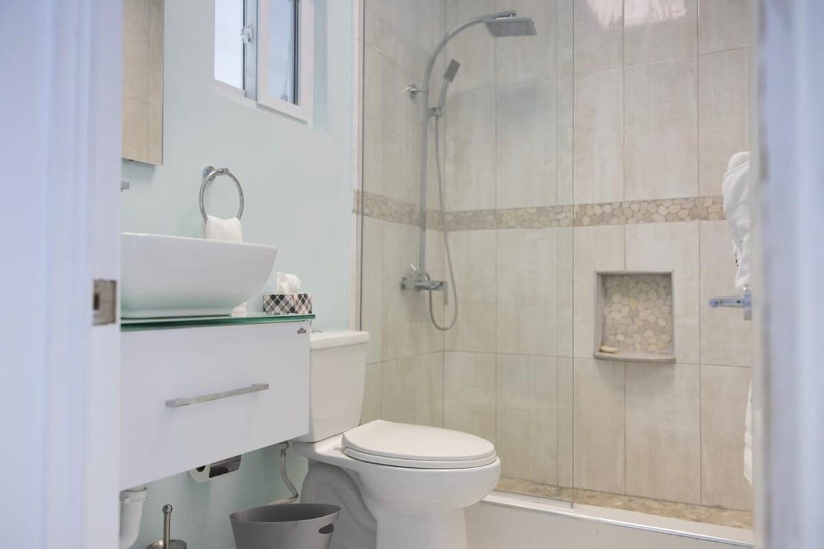 Full bathroom 1 image 3