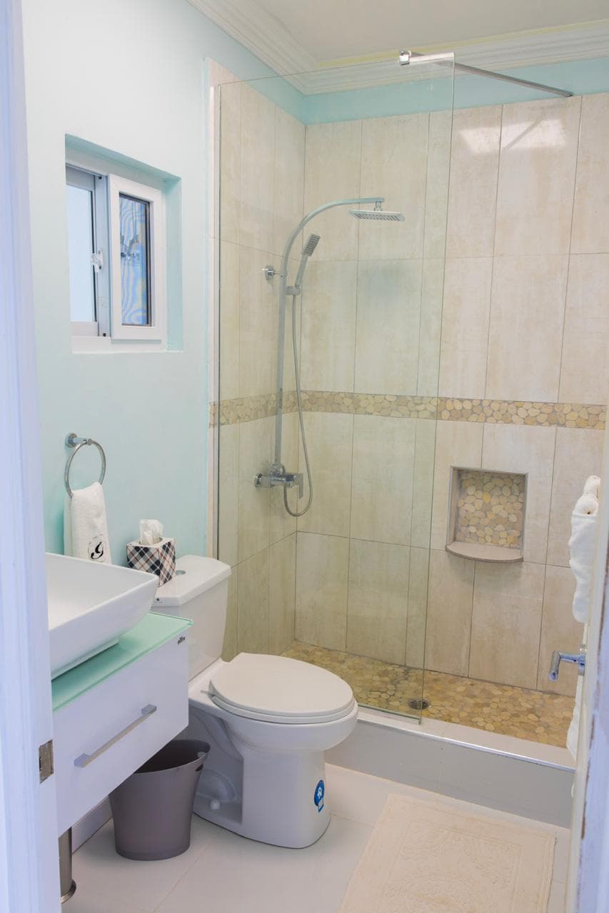 Full bathroom 2 image 1