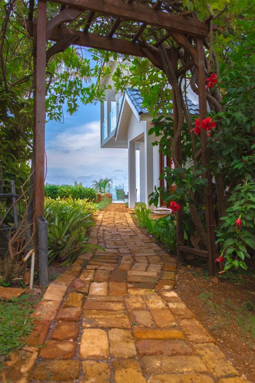Exterior image 2