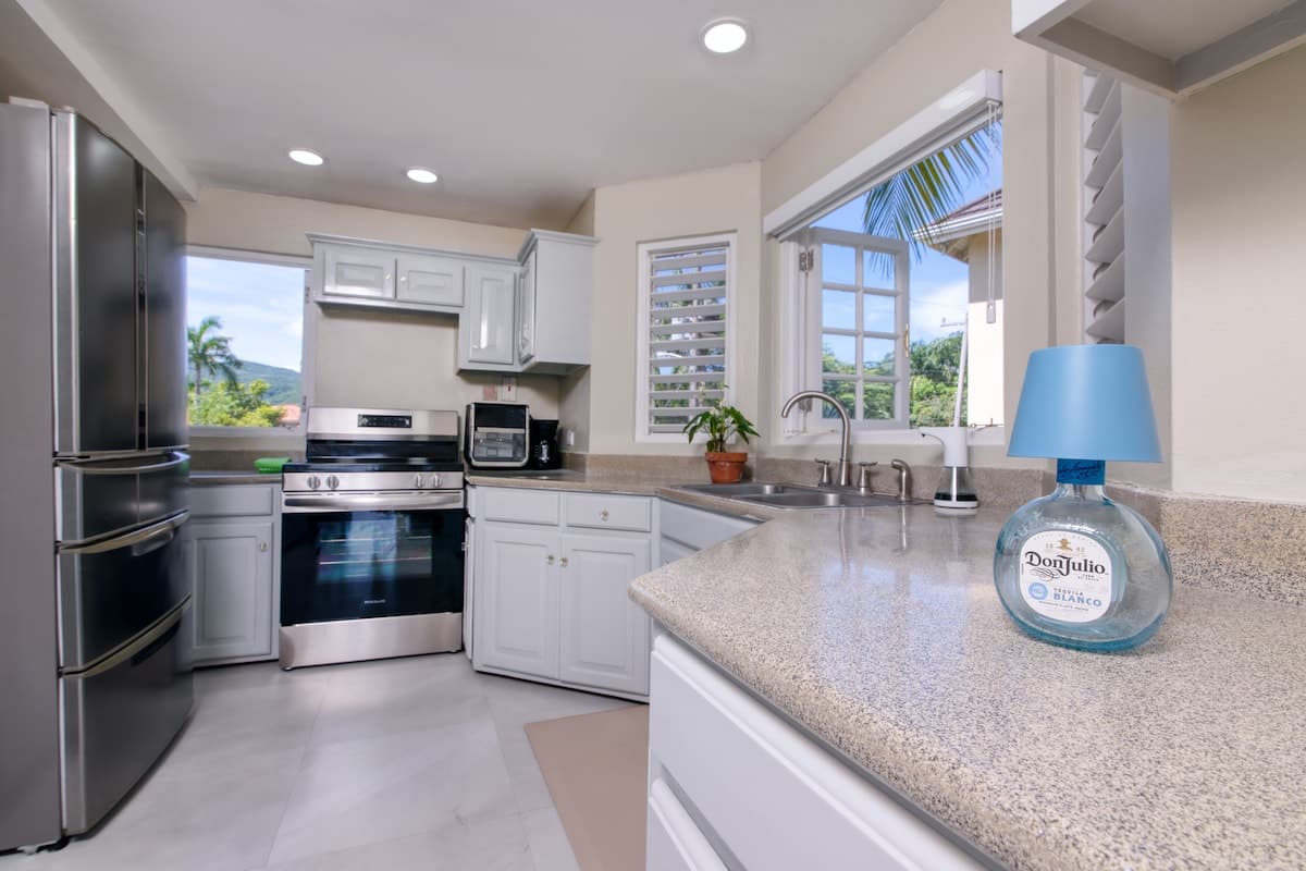 Full kitchen image 2