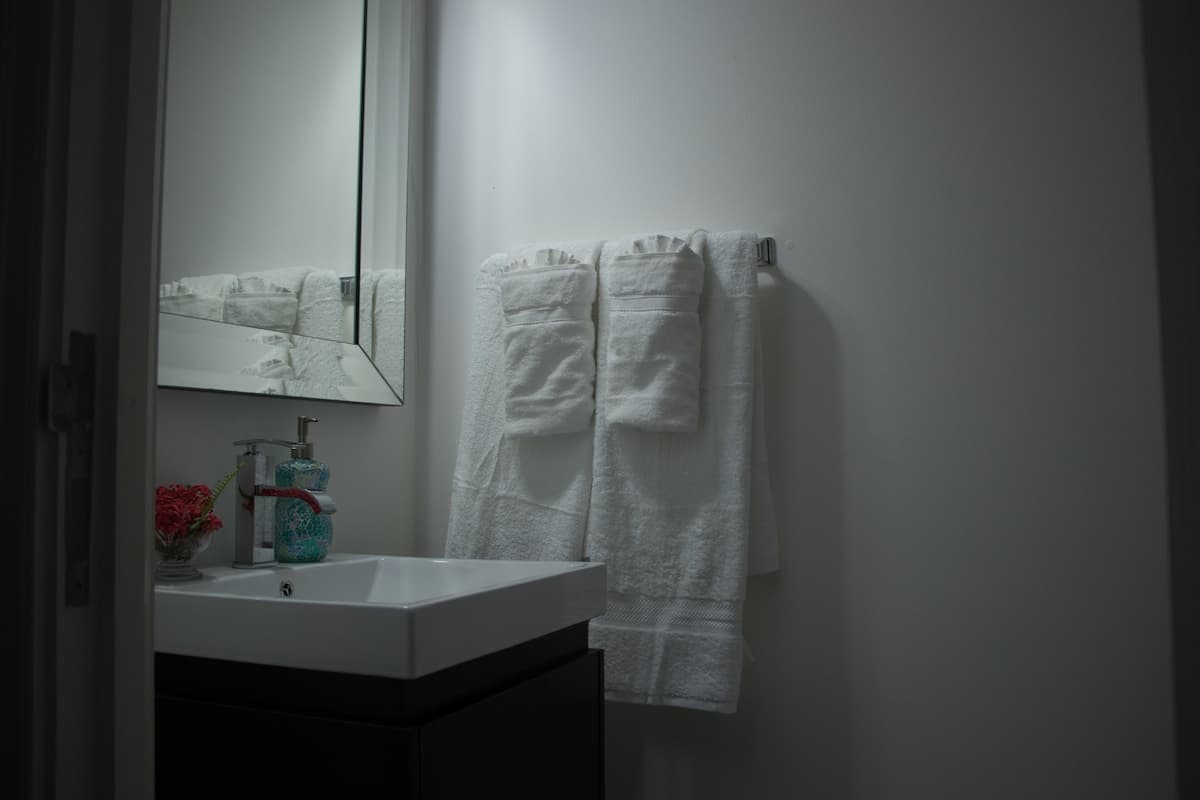Half bathroom image 2