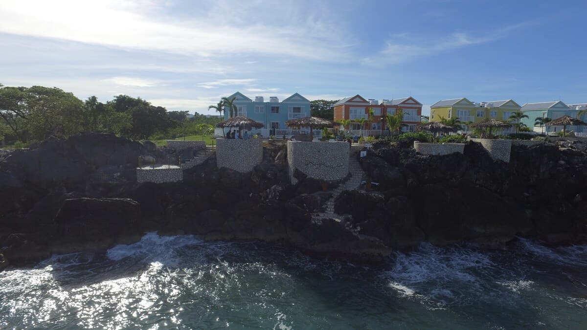 Exterior image 8